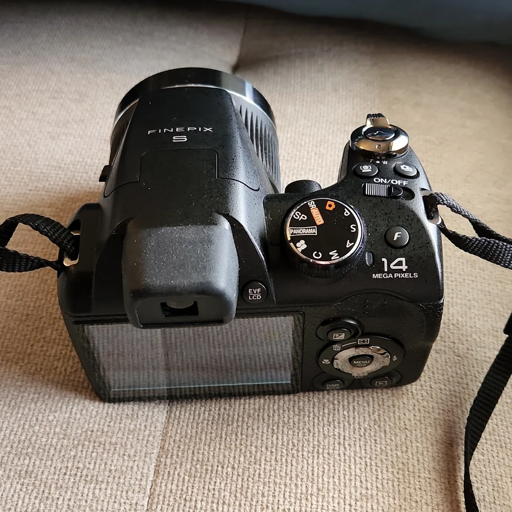 FujiFilm FinePix S3200 Black with Strap